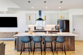 New Luxury Condo 1402 I Private Hot Tub I AC I Great Views I Best Price I FREE Adventures Daily